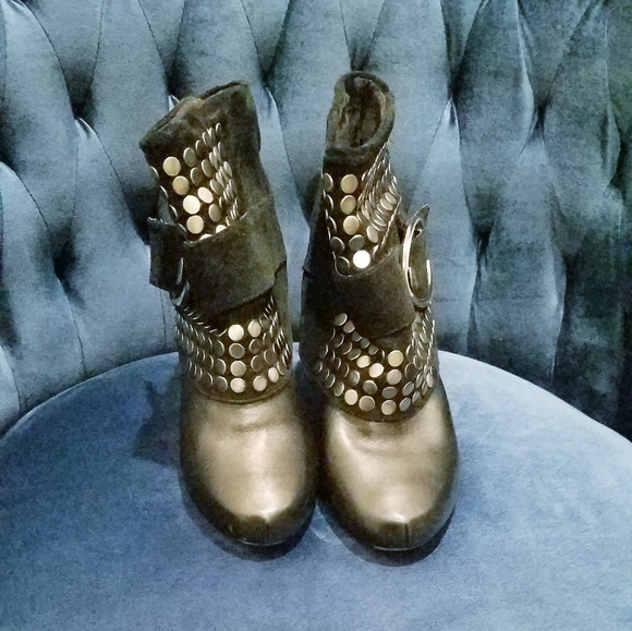 Black booties, metal details and large buckle - Picture 3 of 5